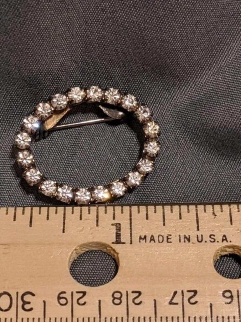 Simple oval Rhinestone pin - Picture 2 of 3